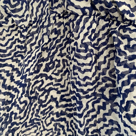 Feminine blouse, dress up your jeans - Picture 3 of 3